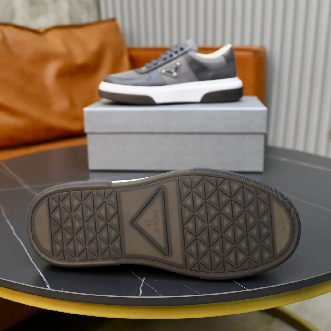 Factory price: 720 top original order Brand: PRADA (Prada) Standard code: Men's size 38/44 (45 can be customized) Grade: Same as the official website Material: Original cowhide, cowhide lining, original combination two-color wear-resistant soft outsole Style category: casual sports version, young fashion, European and American trend, British style Color: actual picture color